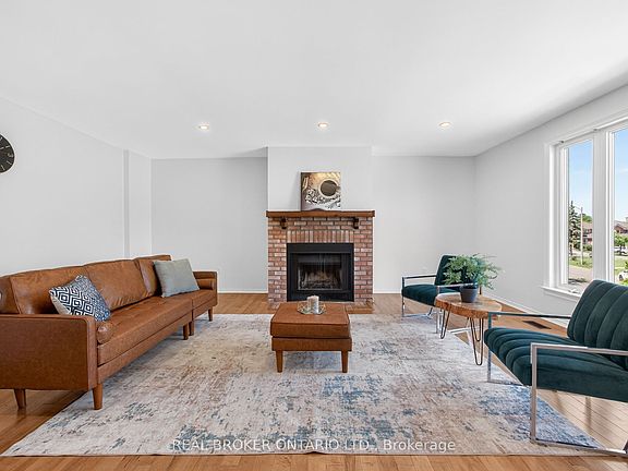 3rd image of 4326 Waterford Cres
