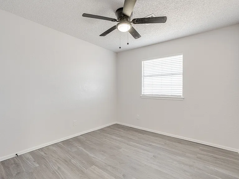 11715 N Francis Ave — Photo 19