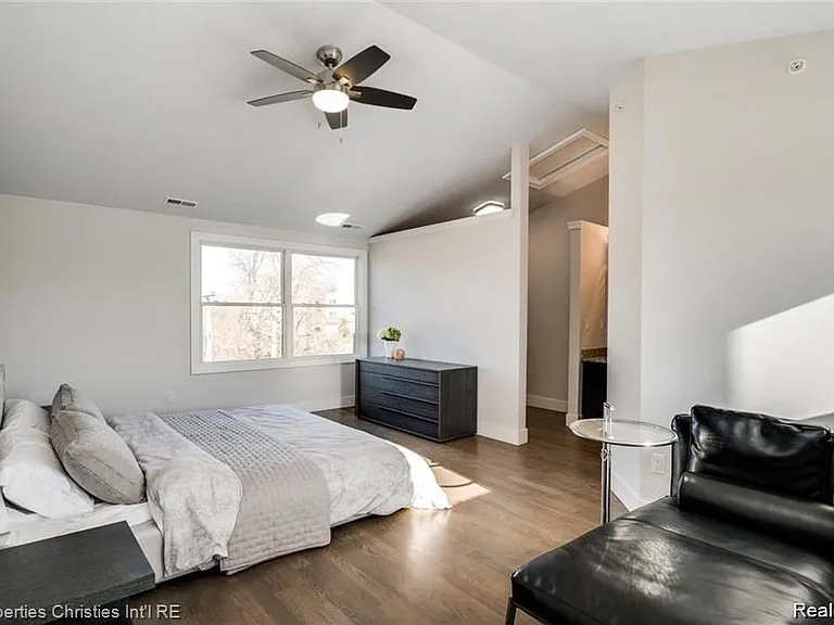 642 W Eleven Mile Rd — Photo 17