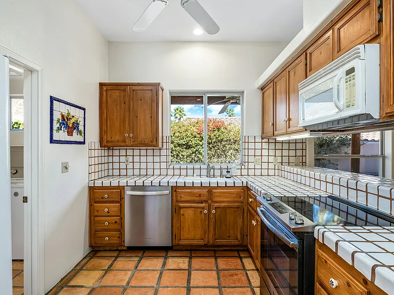 53180 Avenue Madero — Photo 11