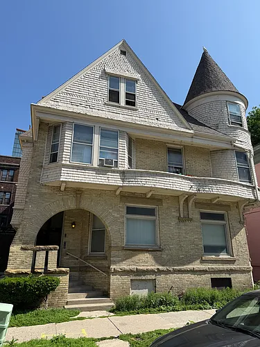 712 E Wells St #3 Photo 1