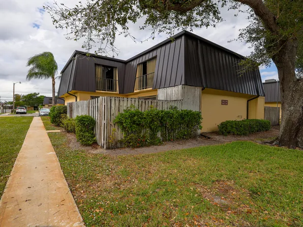 2464 Waterside Drive, Lake Worth, FL 33461