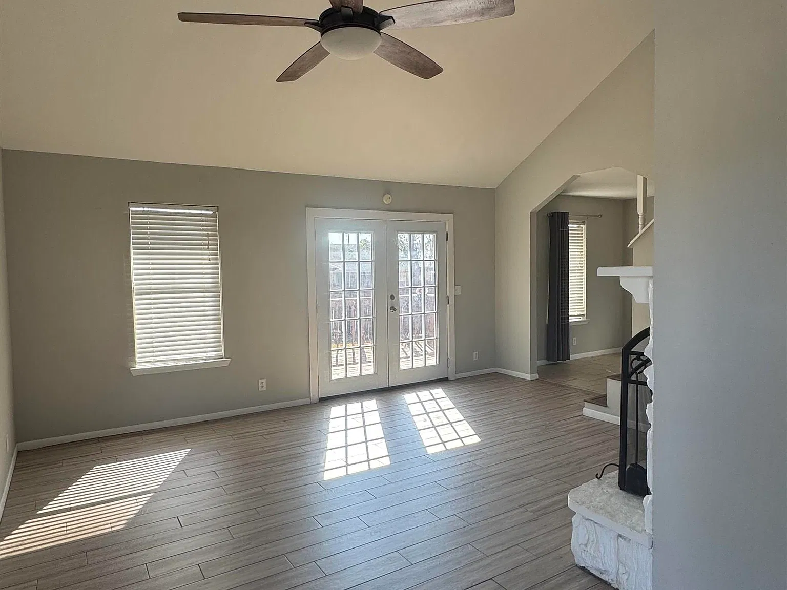 3 bed, 2.0 bath, 1391 sqft, $2,200 — Photo 2