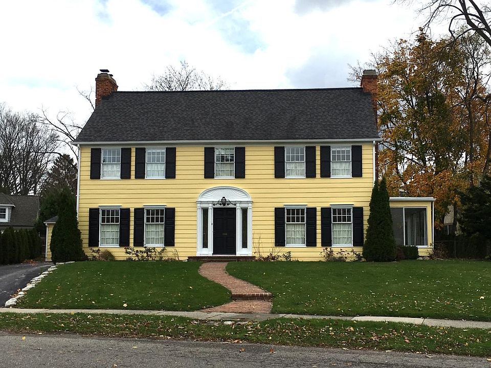 Freshly Painted Beautiful Colonial Home on Quarton Lake