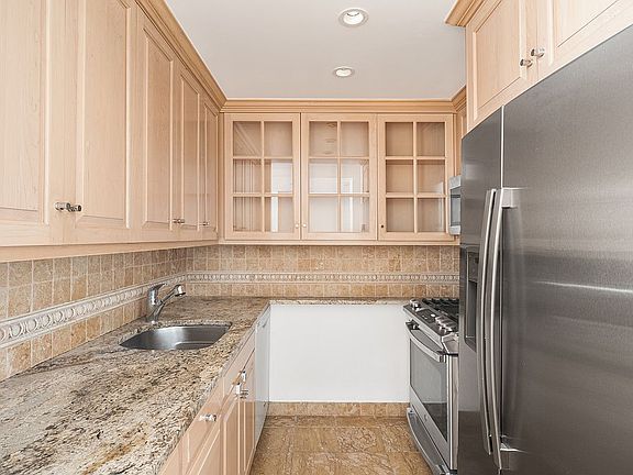 5th image of 155 W 70th St APT 10C