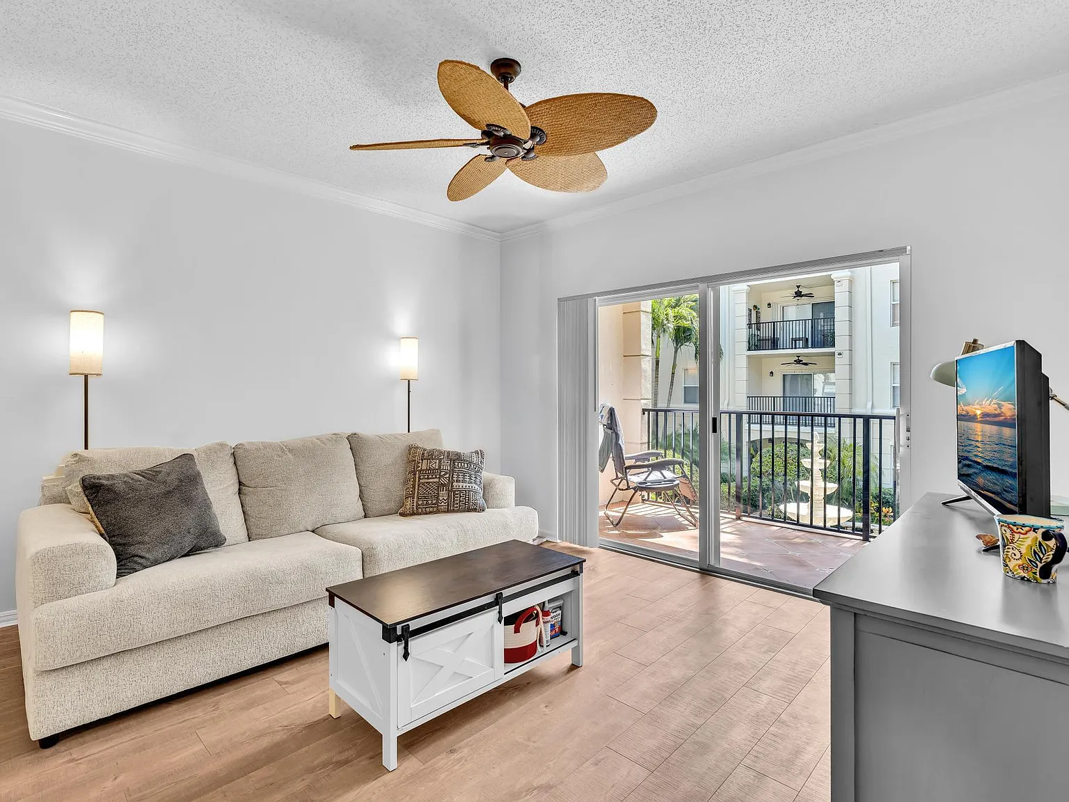 1 bed, 1.0 bath, 726 sqft, $2,100 — Photo 2