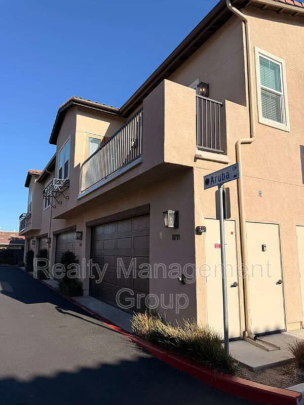 3 bed, 3.0 bath, 1440 sqft, $4,100 — Photo 2