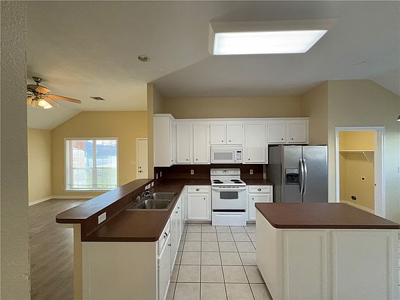 5th image of 1000 Bougainvillea St