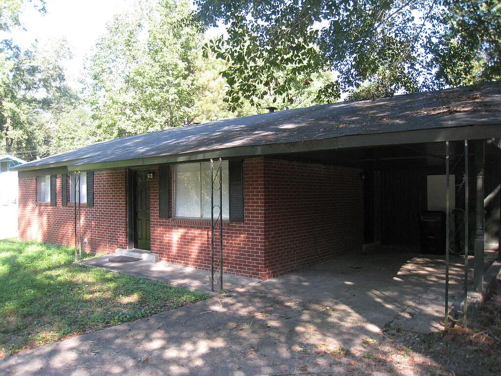3 bed, 1.0 bath, $1,100 — Photo 1