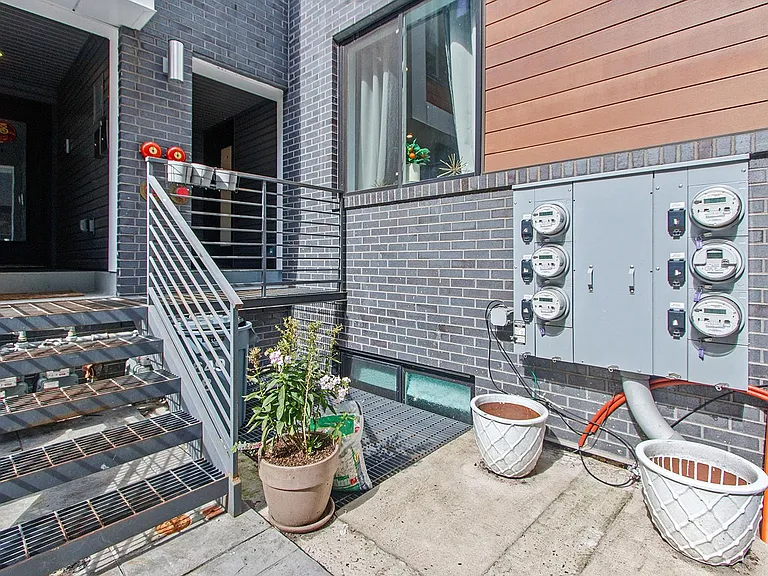 1649 E Eyre St #7 — Photo 27