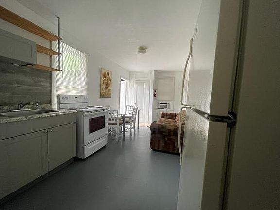 2nd image of 405 NE 28th St #3