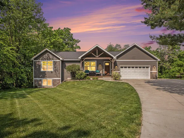 145 Lakeview Dr, Wayland, MI 49348