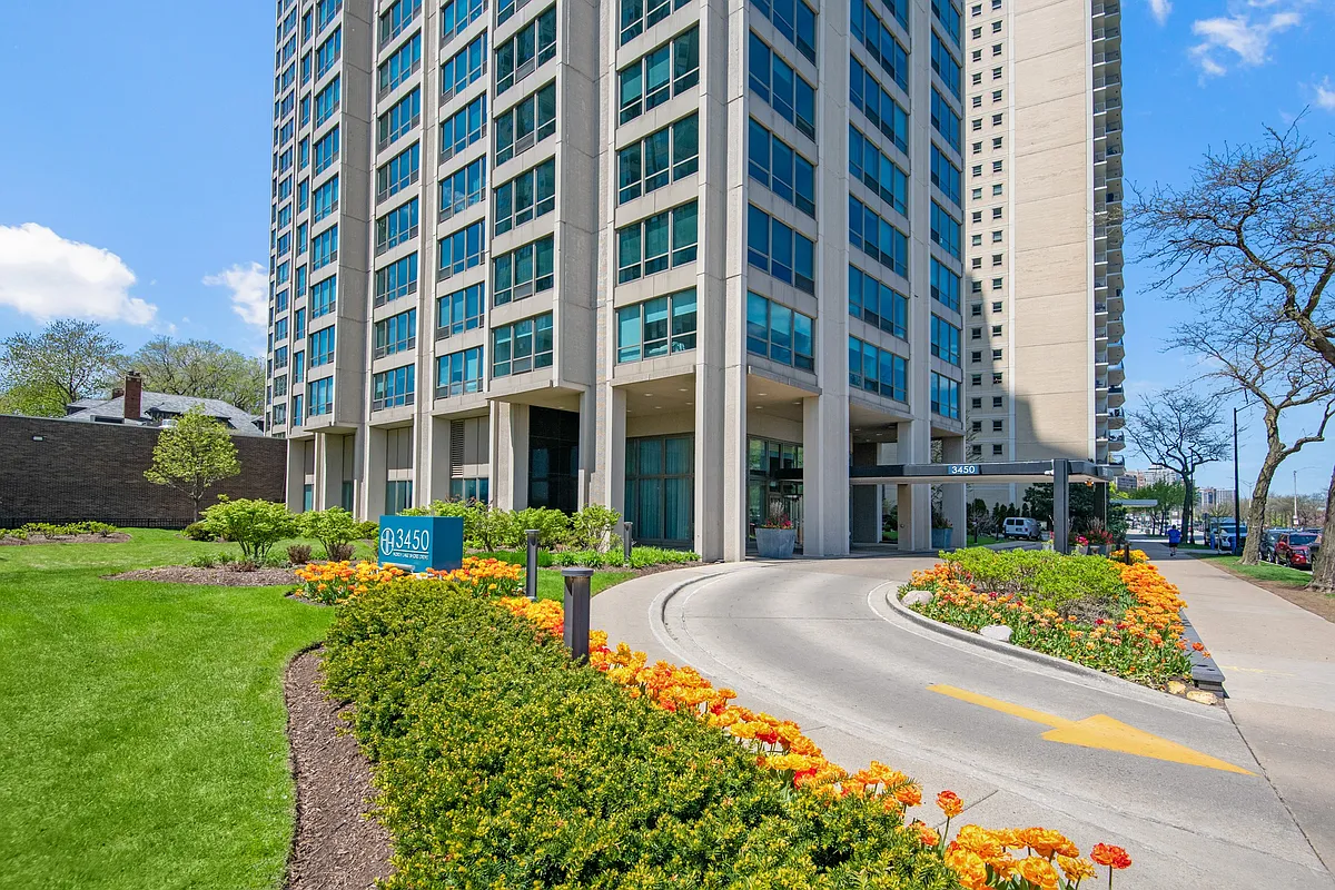 Building Photo - 3450 N. Lake Shore Drive