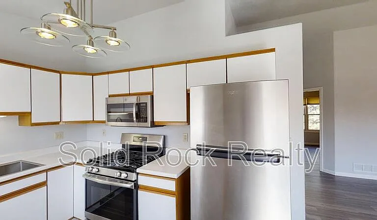 6945 Yellowpine Dr — Photo 2