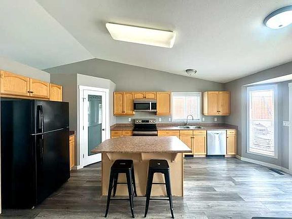 2nd image of 140 S Pinnacle Blvd