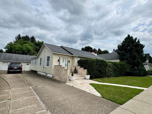 1st image of 18 Hertzel St #8