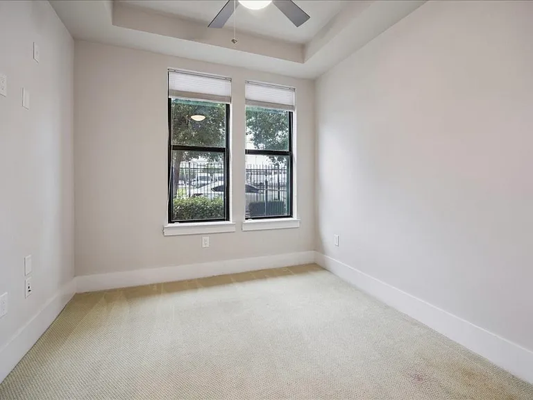 2501 Crawford St — Photo 4