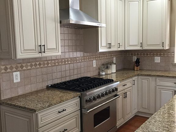 Kitchen Professional Viking Range with Oven and Vent out hoo