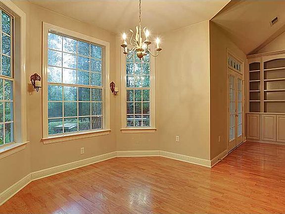 4th image of 1118 Brooke Hollow Ln