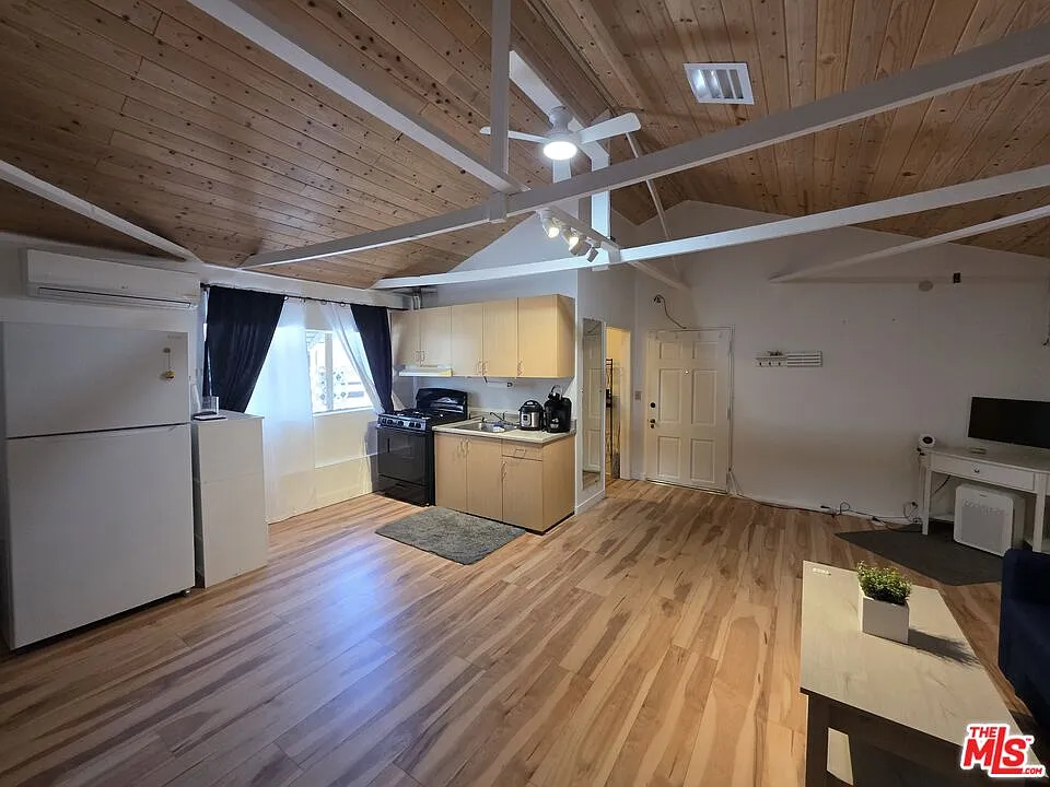 Studio, 1.0 bath, 400 sqft, $1,600 — Photo 4