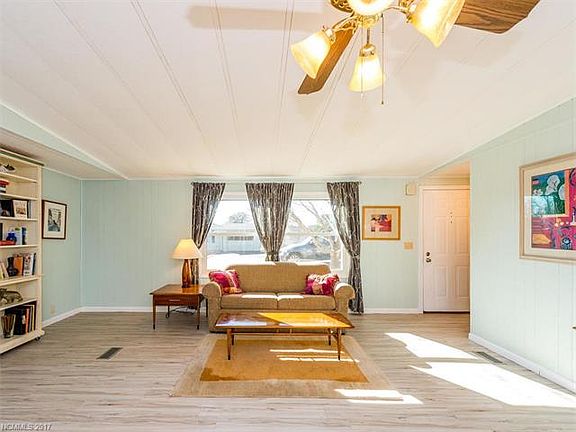 3rd image of 214 Cranbrook Cir
