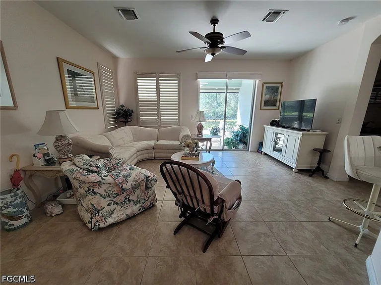 10714 Cetrella Dr — Photo 3