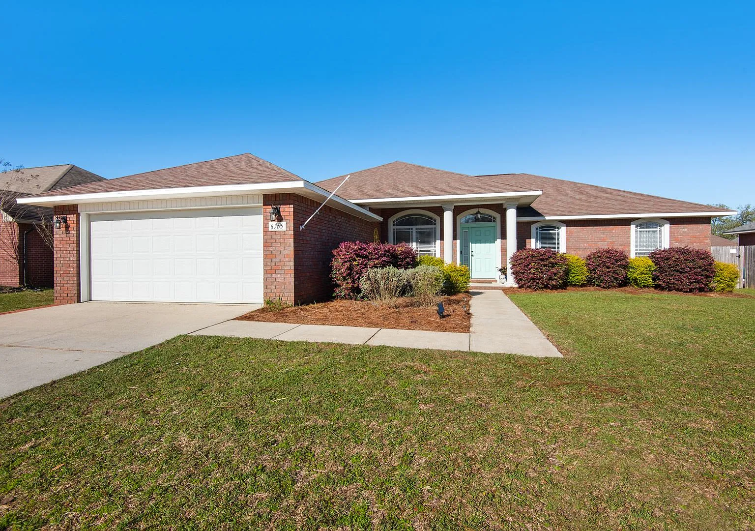 Splash in with a 4/2 pool home in Holly-Cliff Estates! — Photo 2