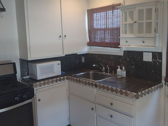 3rd image of 514 Jasmine Ave APT A