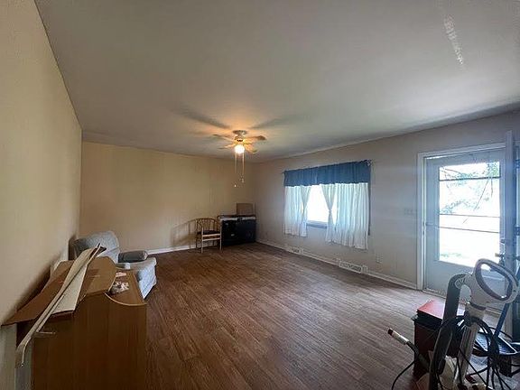 4th image of 112 W Railroad St
