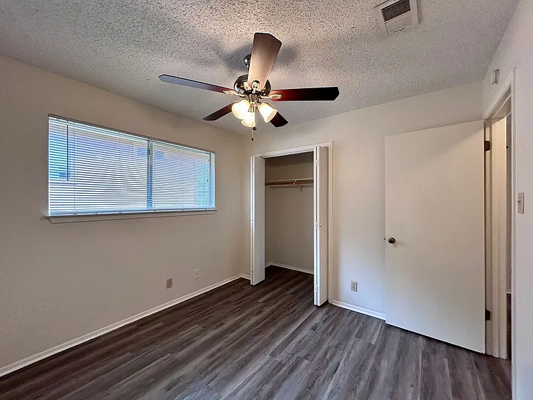 2103 Courtney St — Photo 8