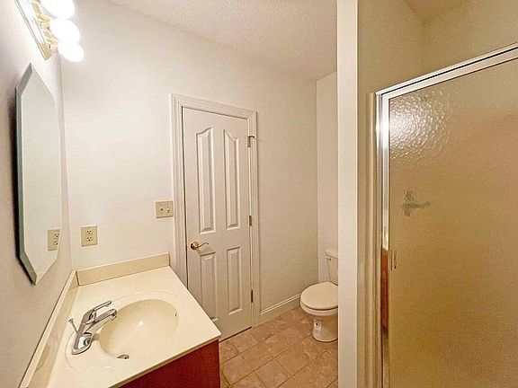 4th image of 3805 Pineknoll Dr