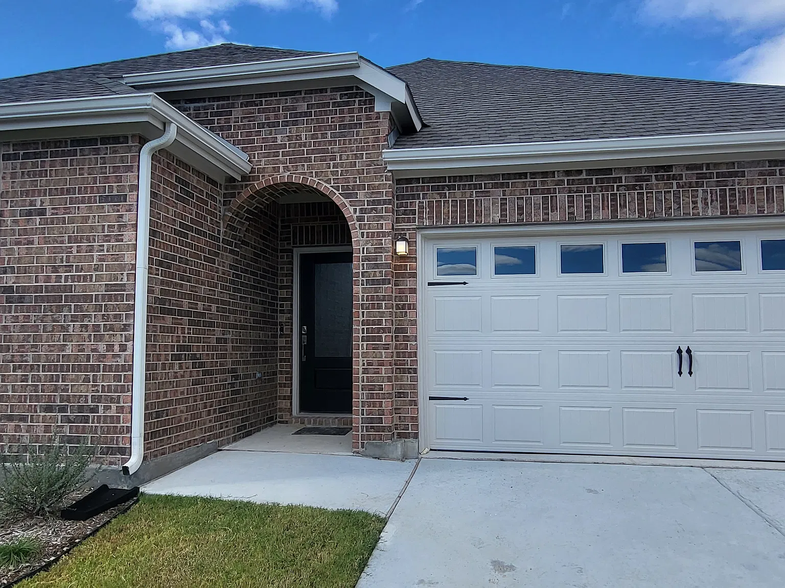 4 bed, 2100 sqft, $2,450 — Photo 1