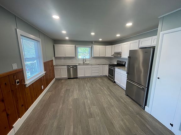 3rd image of 7172 Peninsula Dr NE