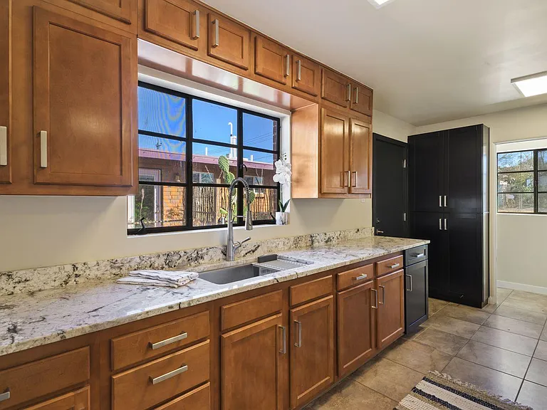 1322 E Miles St — Photo 15