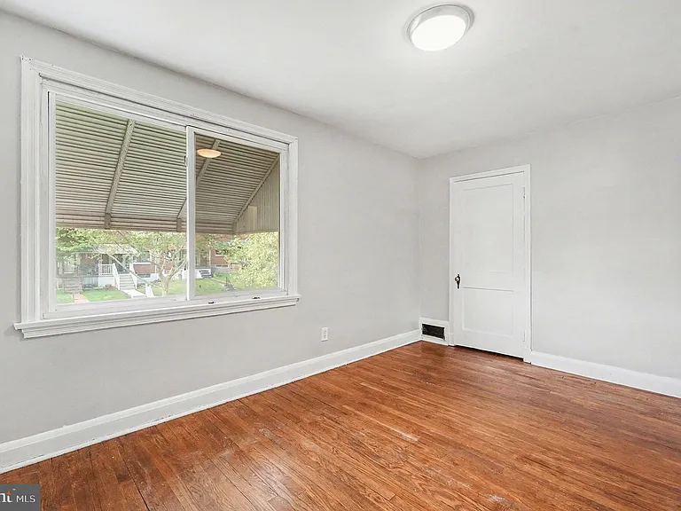 828 Saint Dunstans Rd — Photo 7