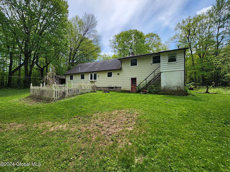 4th image of 1051 Perth Road