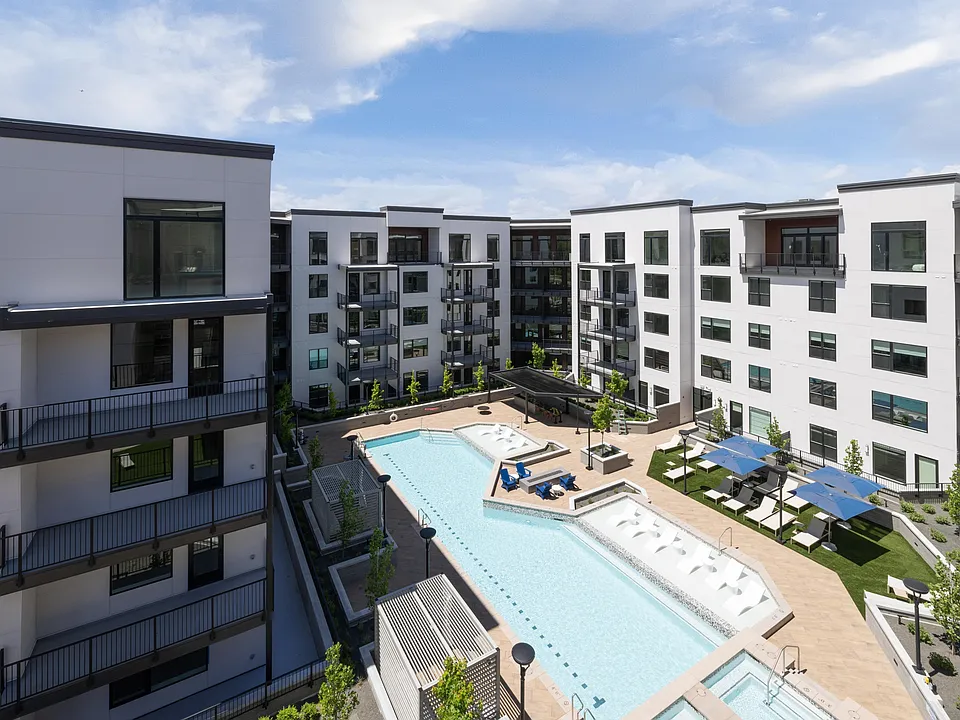 The Grandeur | Pool Deck