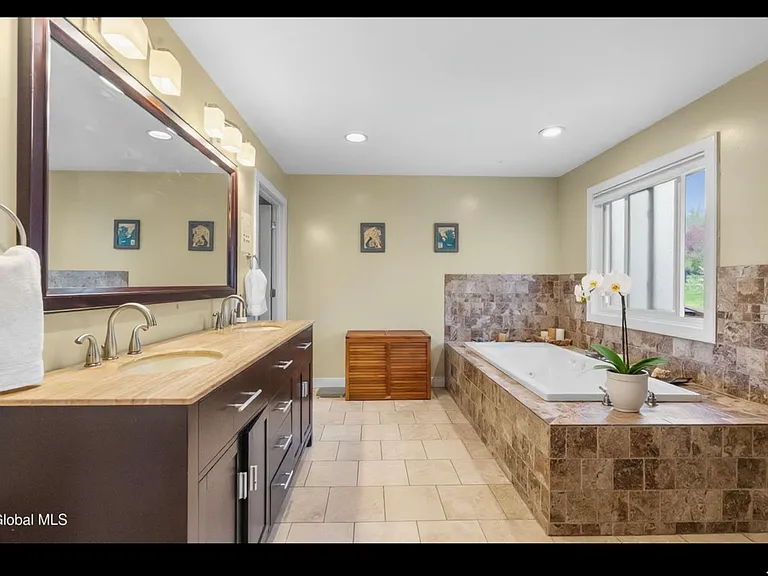 8 Fox Glove Ct — Photo 21