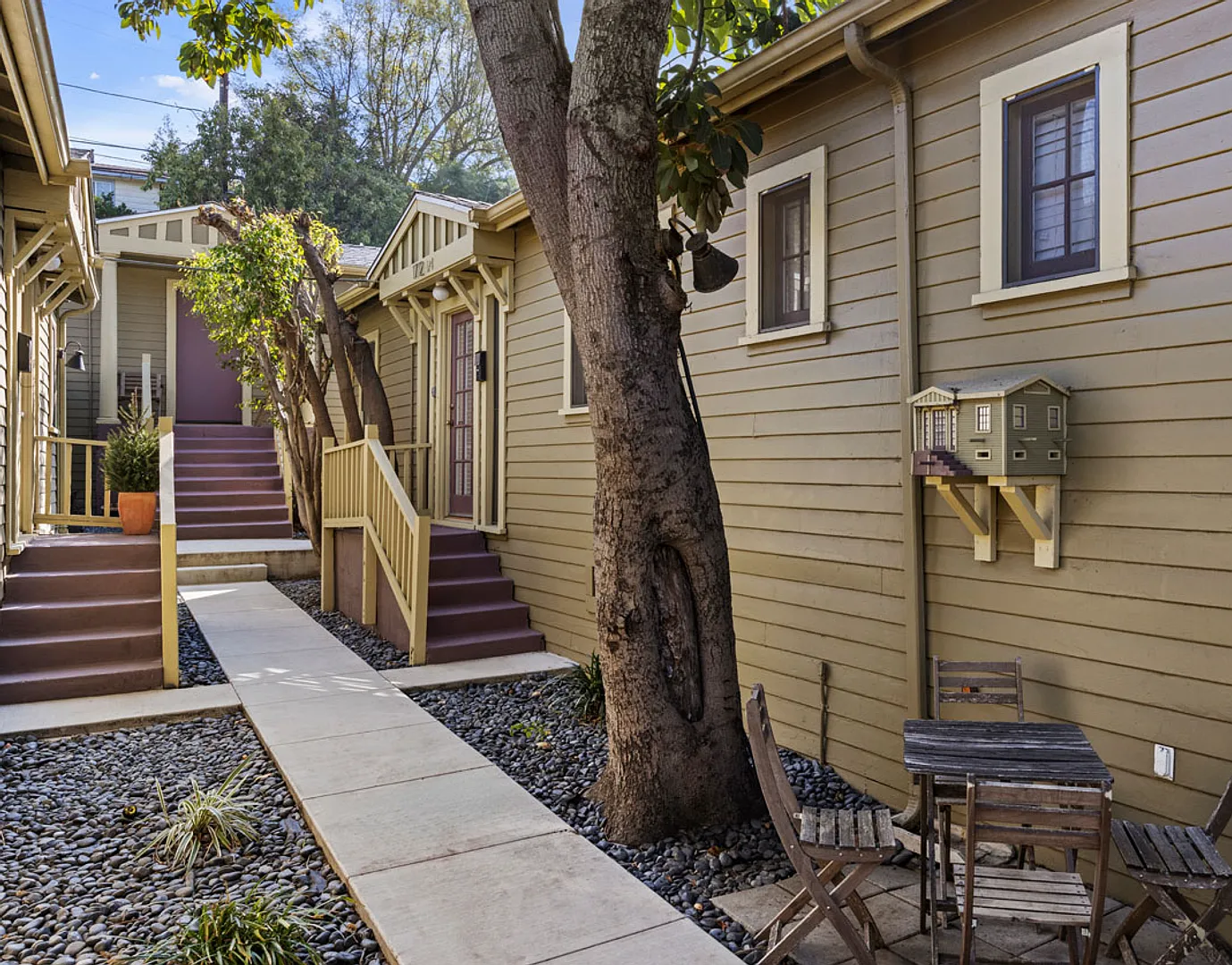 Adorable 1 bed / 1 bath Apartment in the Heart of Echo Park with In-Unit Laundry, Parking & Priva... — Photo 2