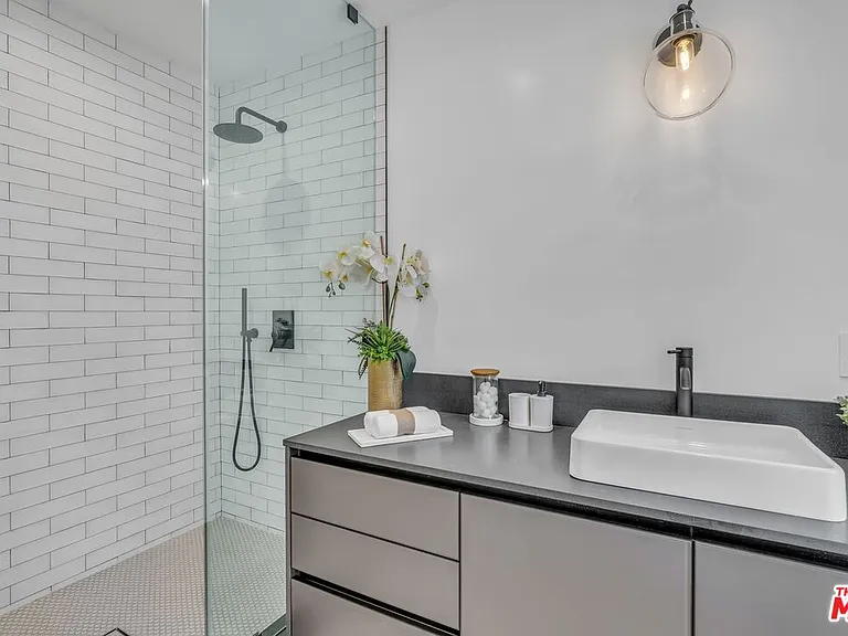 135 S Linden Dr — Photo 24