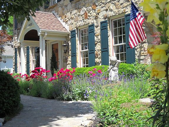 9970 Giverny-front entry