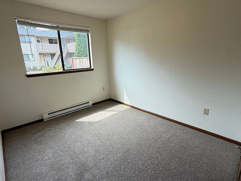 325 NE Kettle St #109 — Photo 9