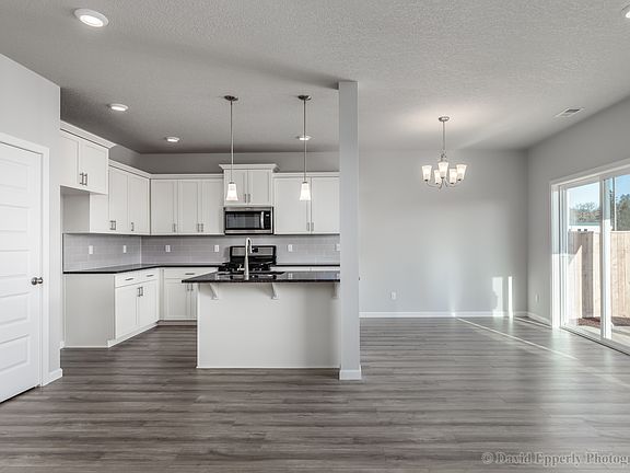4th image of 194 Kindre St