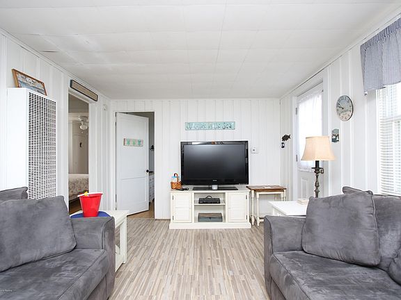 4th image of 1405 Long Beach Blvd