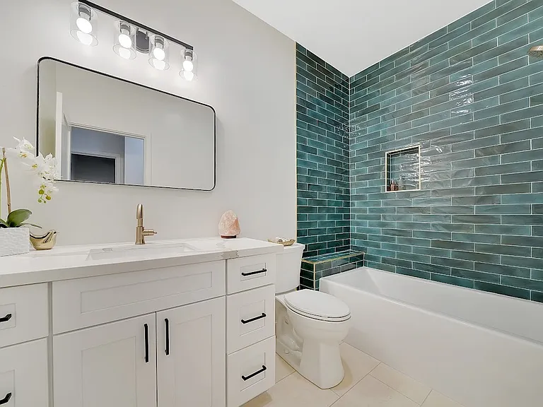213 Peek St — Photo 2