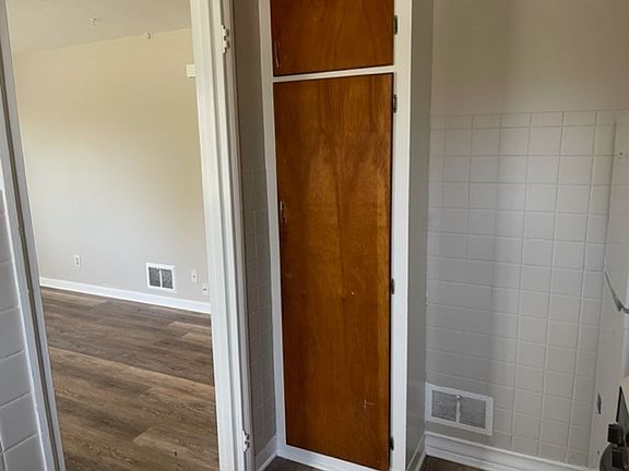 5th image of 2555-2575 Dewey Ave #40-38