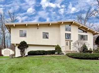2 Footstep Ln, Pomona, NY