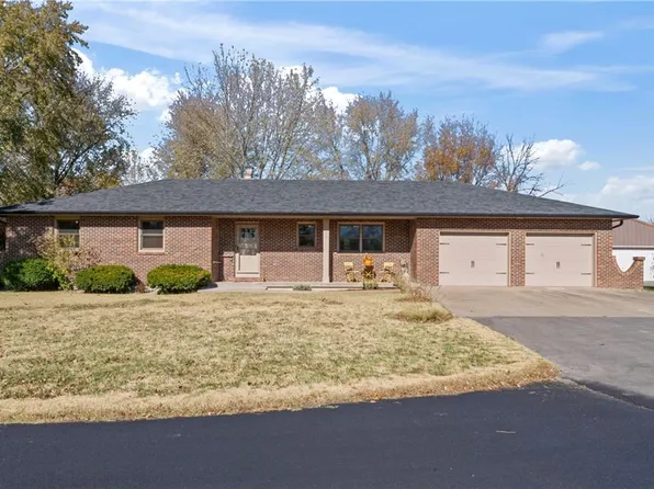 804 E Chippewa St, Paola, KS 66071
