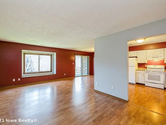 3rd image of 4673 Woodland Ave Unit 8
