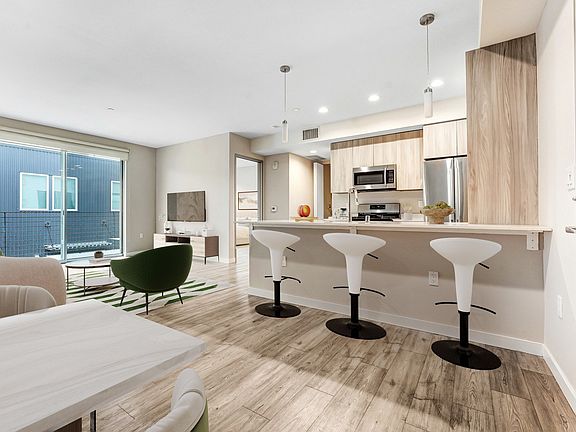 4th image of 16300 Ventura Blvd #320